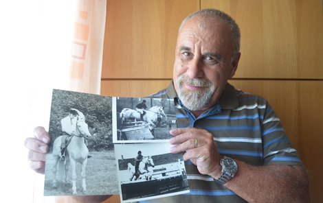Jaroslav Pechar s fotografiemi ze 70. let, na kterých je s kobylou Lunou, tehdy už známou z filmu Už zase skáču přes kaluže.
