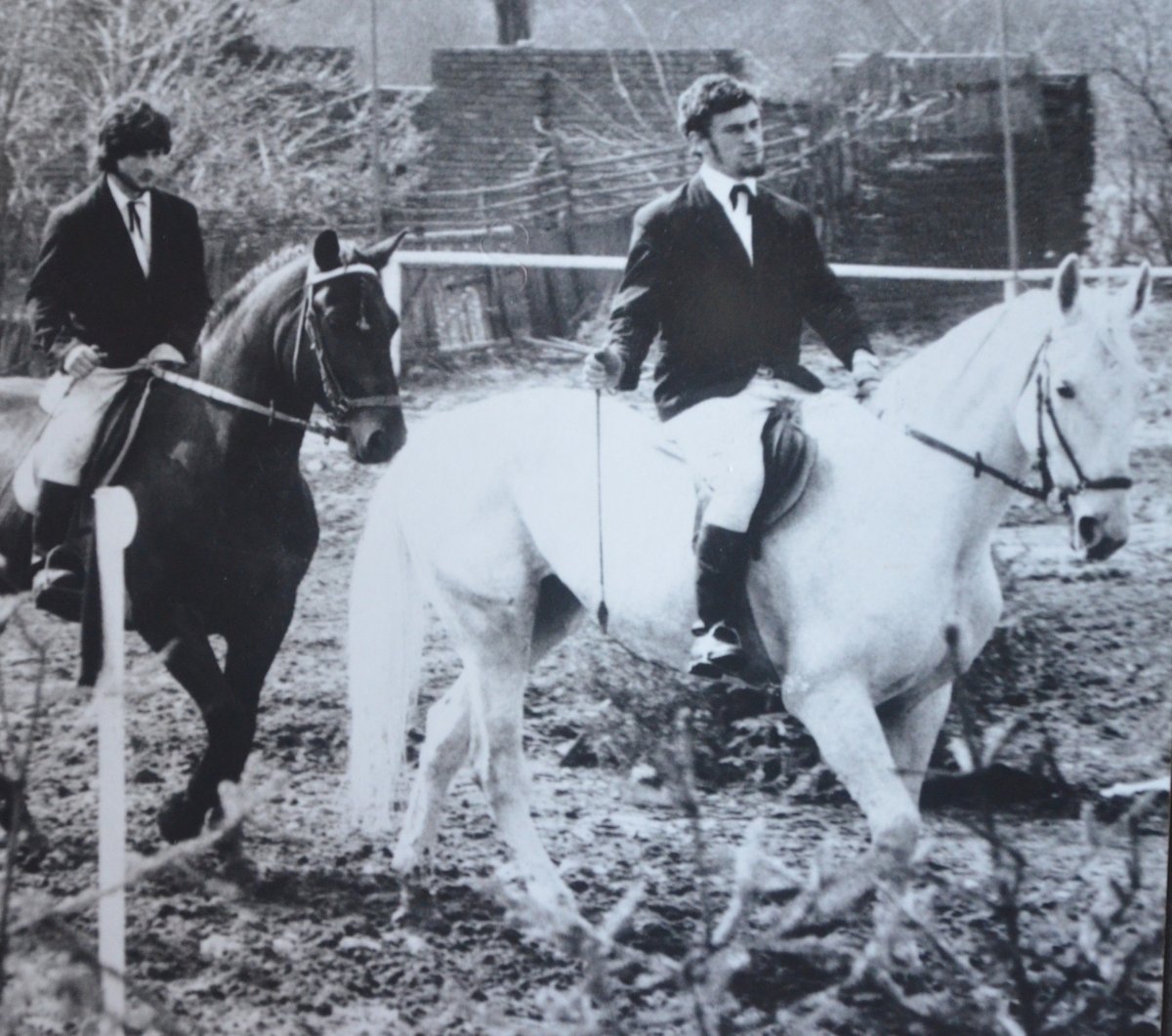 Fotografie ze 70. let, na kterých je s kobylou Lunou, tehdy už známou z filmu Už zase skáču přes kaluže.