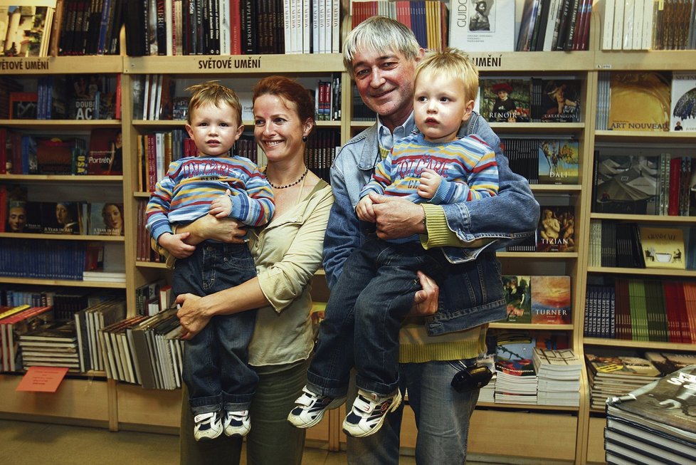 Dlouhý a jeho partnerka herečka Petra Jungmannová mají s dětmi plné ruce práce.