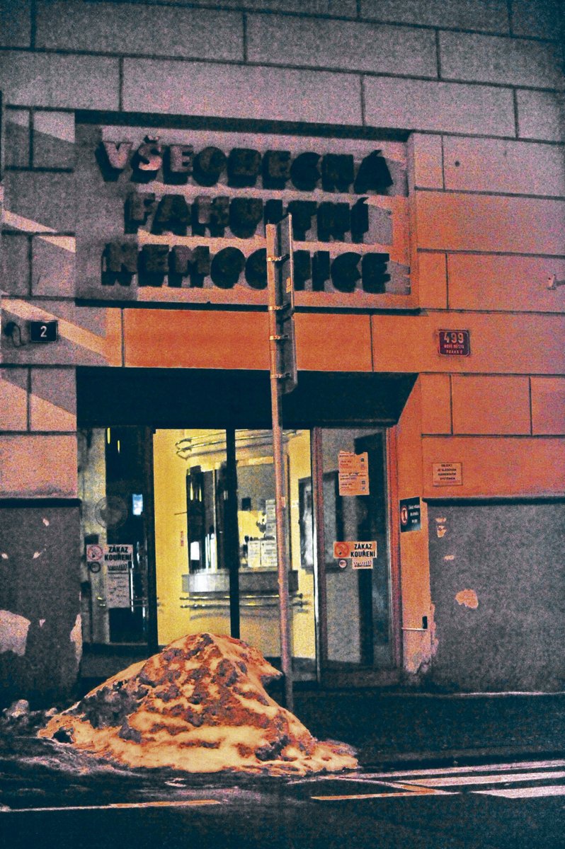 22:35 - Ve vchodu nemocnice se Jungmannová ztratila z hledáčků fotoreportérů Blesku.