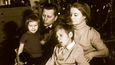 Vánoce v rodinném kruhu: s druhou ženou Hanou, dětmi Haničkou a Vladimírem; &#39;vyženěná&#39; dcera Jana (dnes herečka Krausová) chybí, patrně snímek pořizovala.