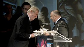 Prezident Evropského židovského kongresu Moše Kantor předává dar prezidentu Miloši Zemanovi na mezinárodním fóru o růstu antisemitismu a extremismu ve světě Let my people live!