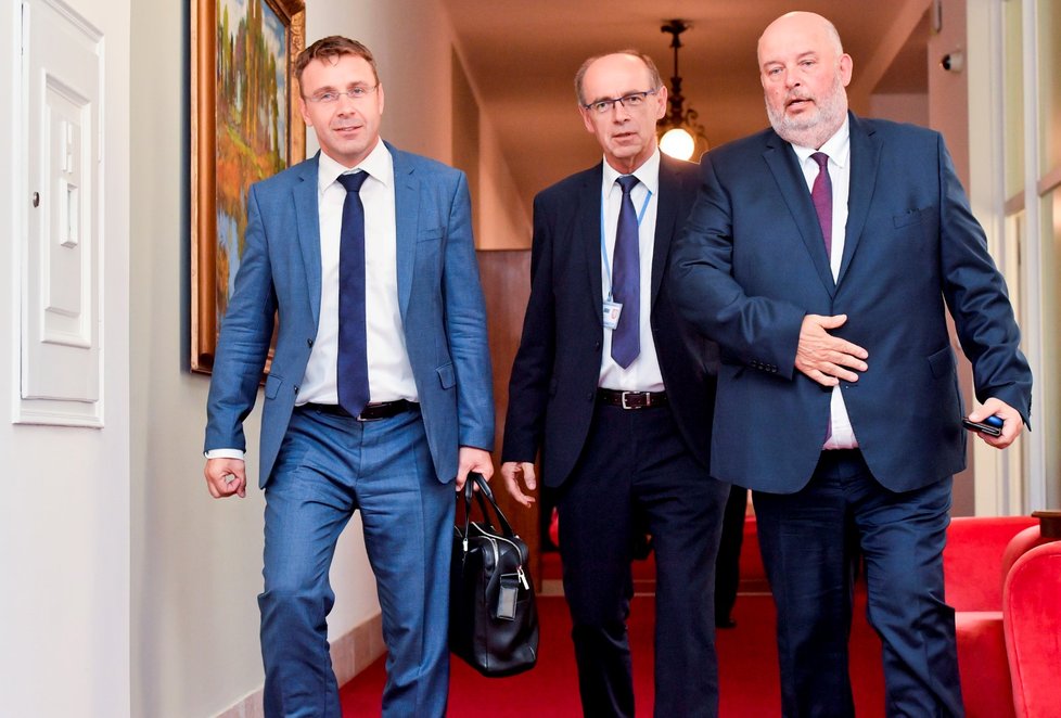Ministr dopravy Vladimír Kremlík (vlevo) a ministr zemědělství Miroslav Toman (vpravo) přicházejí na schůzi vlády. (26. 8. 2019)
