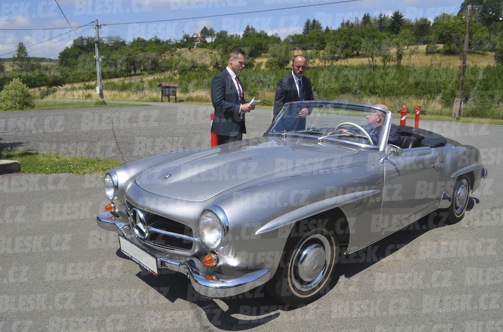 Mezi hosty nechyběl podnikatel Ladislav Samohýl. Přifrčel v krásném veteránu – cabrioletu Mercedes 190 SL z 50. let.