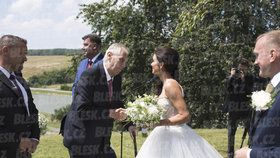 Prezident Miloš Zeman gratuluje novomanželce Dáše.