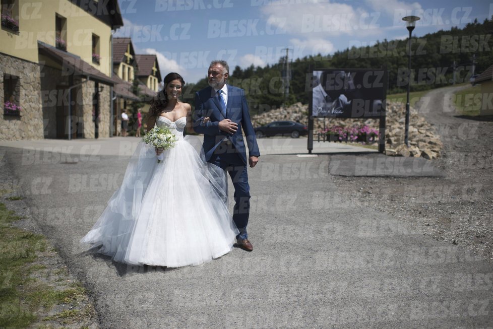 Nevěstu vedl k oltáři Zemanův tajemník Jaroslav Hlinovský.