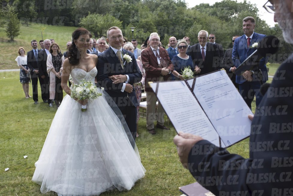 Svatba Vladimíra Kruliše, který si vzal za ženu floristku Dagmaru.