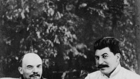 Stalin byl Leninovou pravou rukou, spekuluje se ovšem, že možná Lenina otrávil.