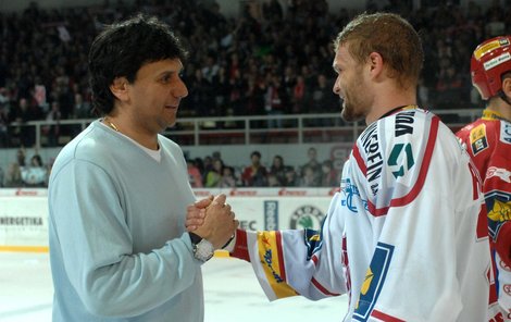Vladimír Růžička (vlevo) gratuluje k postupu do ﬁ nále jmenovci Martinu Růžičkovi – největší třinecké hvězdě.