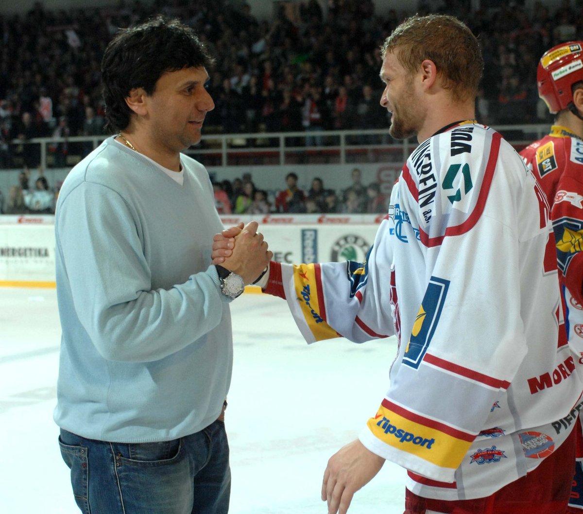 Vladimír Růžička (vlevo) gratuluje k postupu do ﬁnále jmenovci Martinu Růžičkovi – největší třinecké hvězdě.