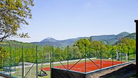 Mečiar si u chalupy nechal postavit obrovské sportovní centrum. Může v něm hrát tenis, fotbal i volejbal.