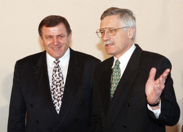 Vladimíra Mečiara vítá Václav Klaus v Praze rok po rozdělení republiky.
