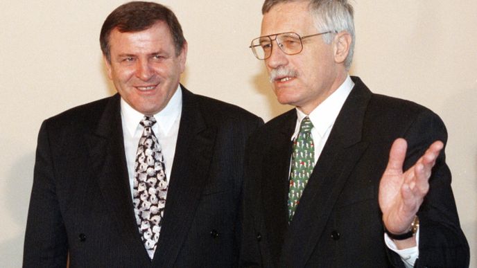 Vladimíra Mečiara vítá Václav Klaus v Praze rok po rozdělení republiky.