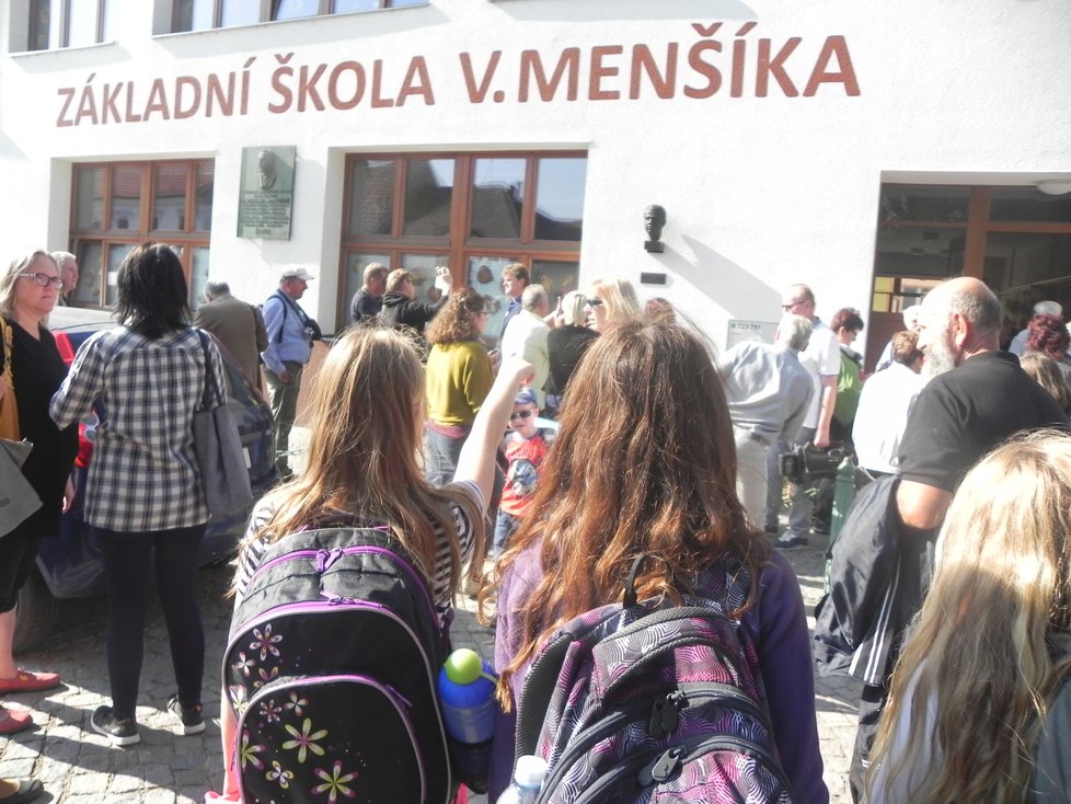 Odhalení busty na základní škole pojmenované po ivančickém rodákovi přilákalo desítky obyvatel Ivančic. Herec už má pamětní desku na rodném domě a expozici v městském muzeu.