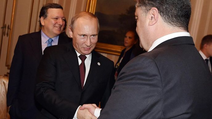 Vladimir Putin a Petro Porošenko na summitu v Miláně