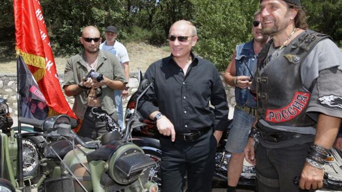 Vladimir Putin a vůdce motorkářského klubu Noční vlci Alexandr Zaldostanov