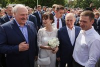 Lukašenko s Putinem mezi lidmi: Focení s nevěstou a šílící dav. „Žertem“ řešili i útok na Polsko