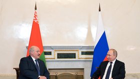Ruský prezident Vladimir Putin s běloruským prezidentem Alexandrem Lukašenkem (25.6.2022)