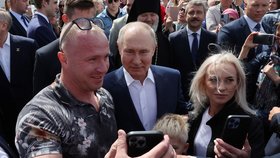 Ruský prezident Vladimir Putin a běloruský prezident Alexandr Lukašenko si fotí selfie s lidmi ve městě Kronštadt (23.7.2023).