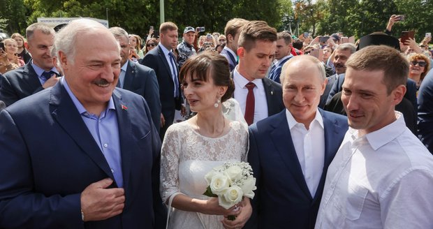 Lukašenko s Putinem mezi lidmi: Focení s nevěstou a šílící dav. „Žertem“ řešili i útok na Polsko
