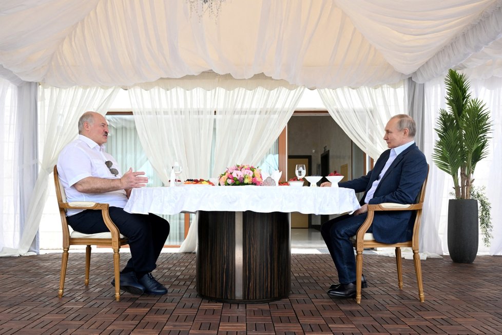 Běloruský prezident Alexandr Lukašenko se v Soči setkal s ruským prezidentem Vladimirem Putinem (9.6.2023).