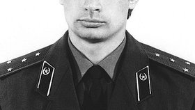 Vladimir Putin v uniformě