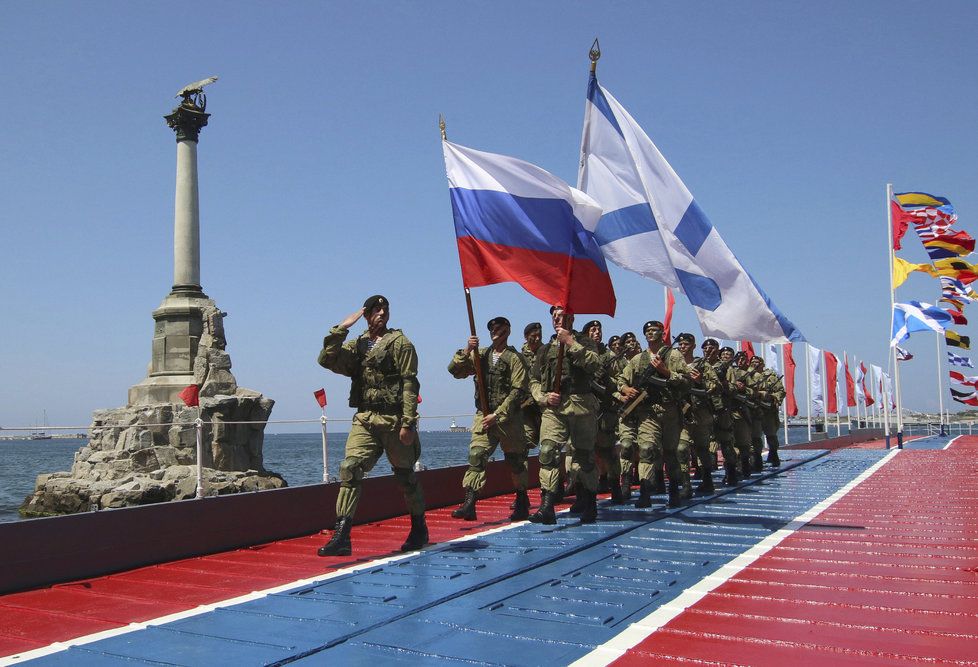 Snímky z vojenské přehlídky v Sevastopolu.