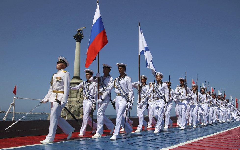 Snímky z vojenské přehlídky v Sevastopolu.