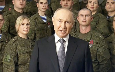 Mezi vojáky u Putinova novoročního projevu.