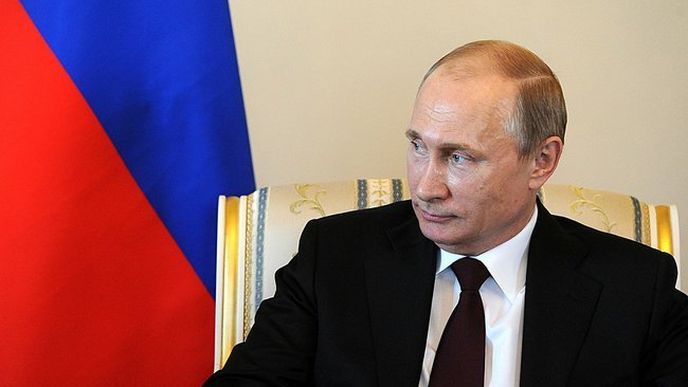 Vladimir Putin na pondělní schůzce s kyrgyzským prezidentem.