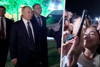 Putin jako hvězda mezi „fanoušky“. Objímání a selfie otevřely nové spekulace o dvojníkovi