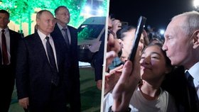 Putin jako hvězda mezi „fanoušky“. Objímání a selfie otevřely nové spekulace o dvojníkovi