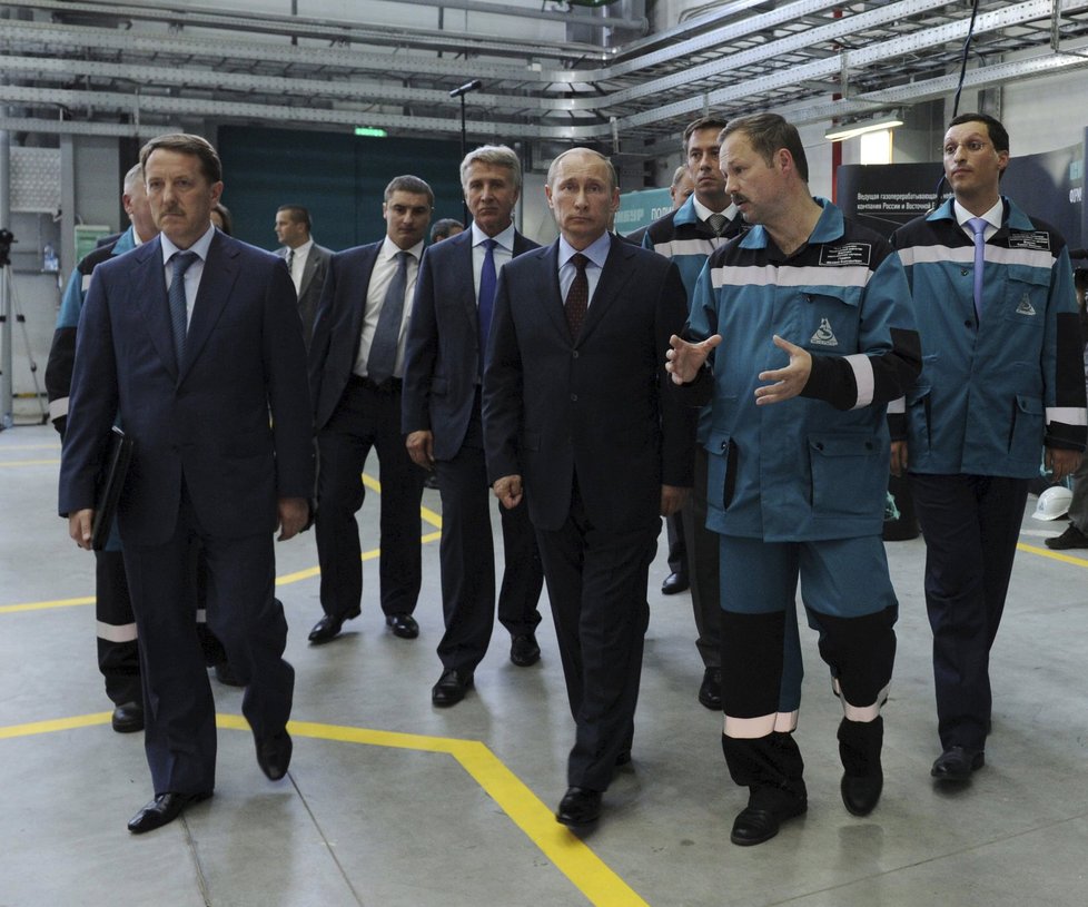Vladimir Putin (uprostřed) a Kirill Šamalov (vpravo) v petrochemické a plynárenské společnosti Sibur