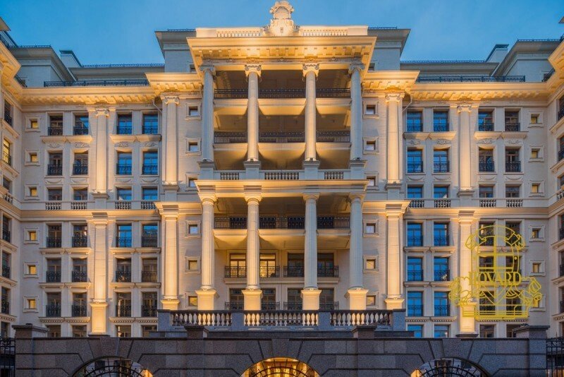 Byt v luxusním komplexu se nachází v Petrohradě na břehu řeky Fontanky.