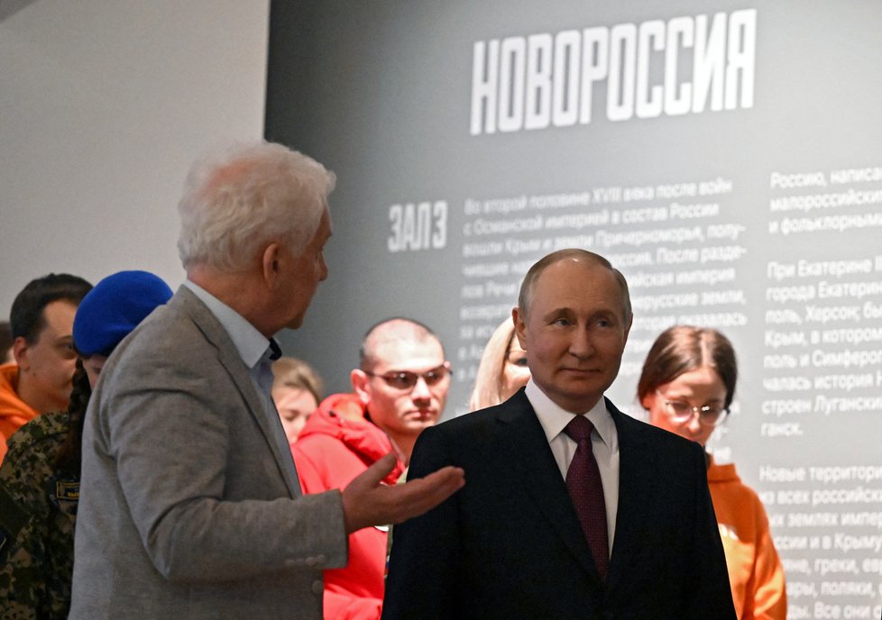 Putin na Den národní jednoty vyrazil v Moskvě na výstavu o Rusk ua Ukrajině (4.11.2022)