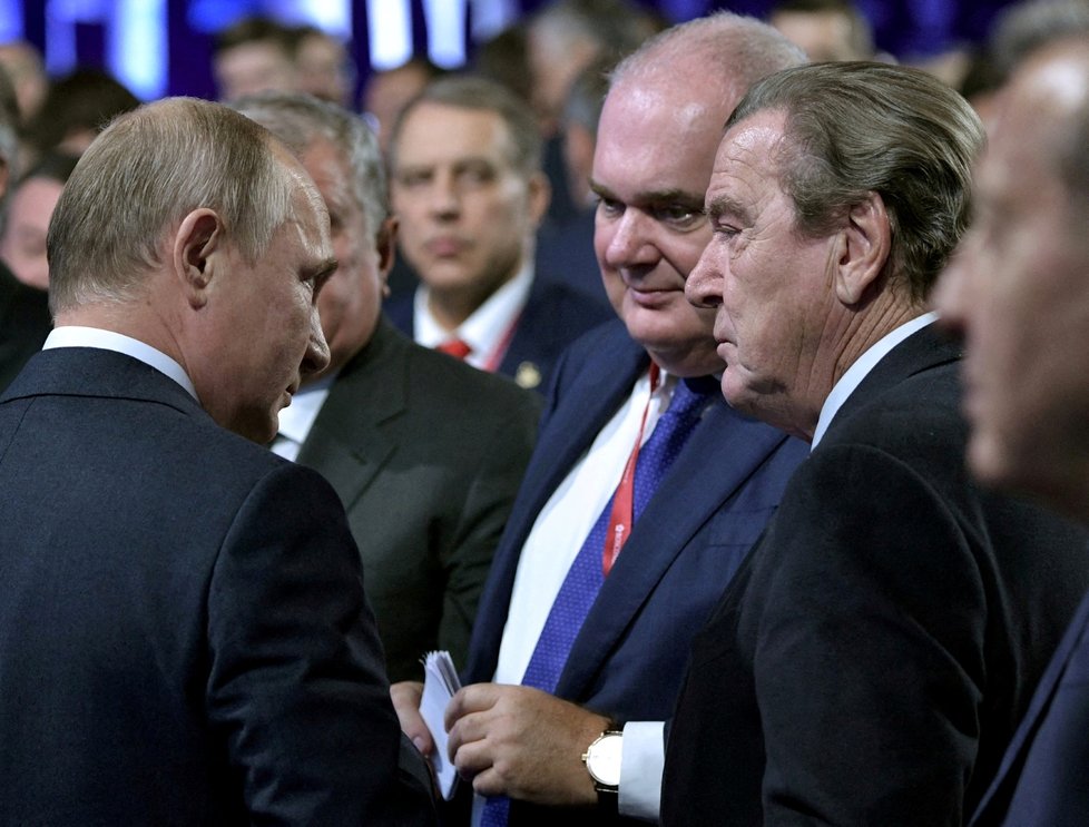 Vladimir Putin a Gerhard Schröder v Moskvě, 2019.