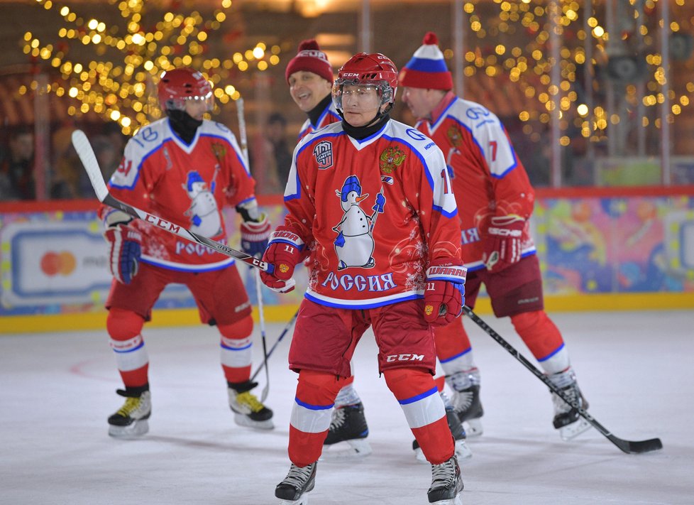 Vladimir Putin při hokeji pod širým nebem: Zahrál si na Rudém náměstí v Moskvě (25.12.2019)