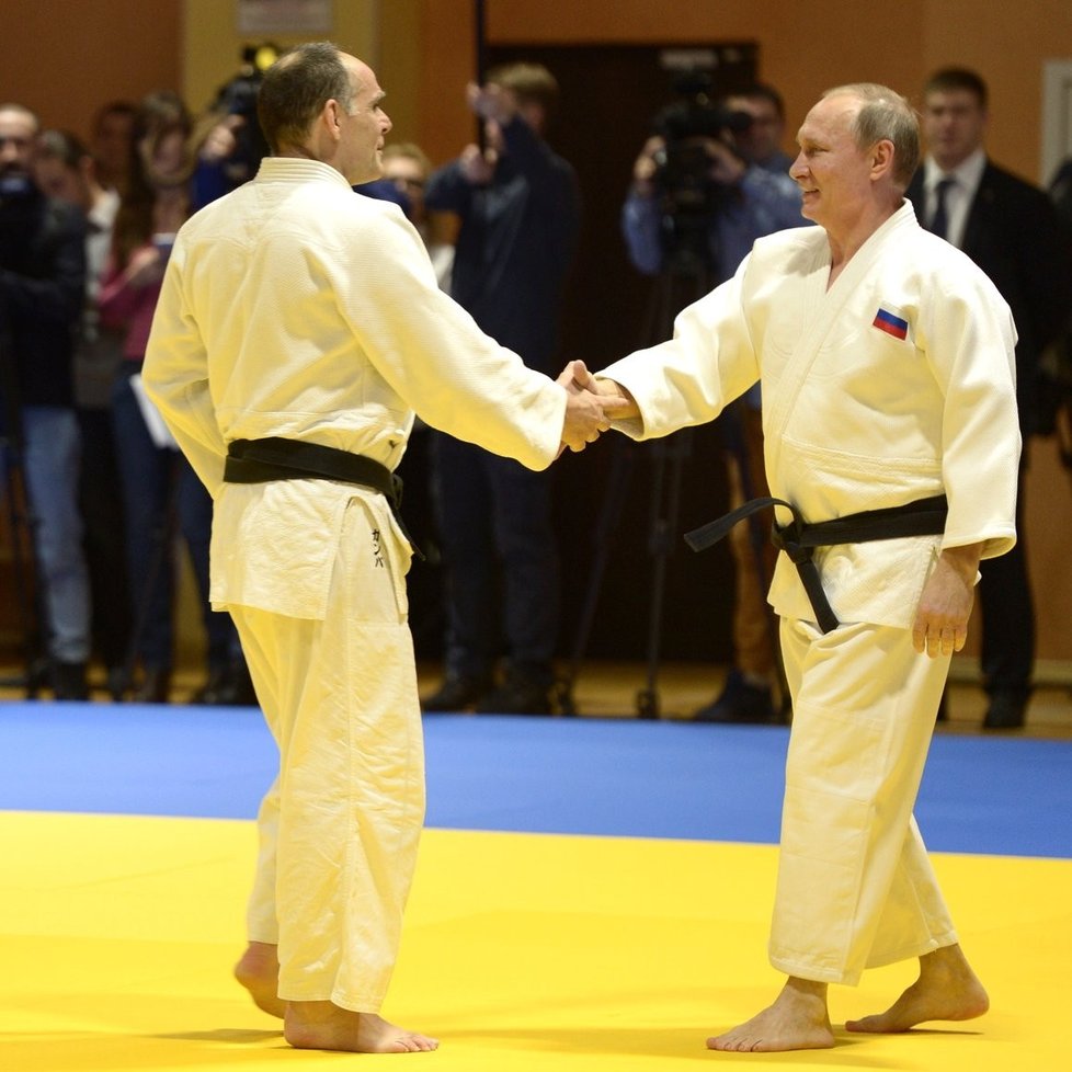 Vladimir Putin se rád ukazoval v kimonu jako judista.