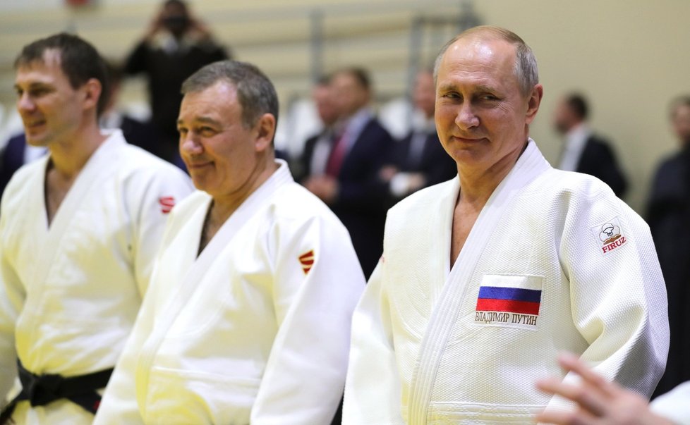 Vladimir Putin se rád ukazuje v kimonu jako judista.