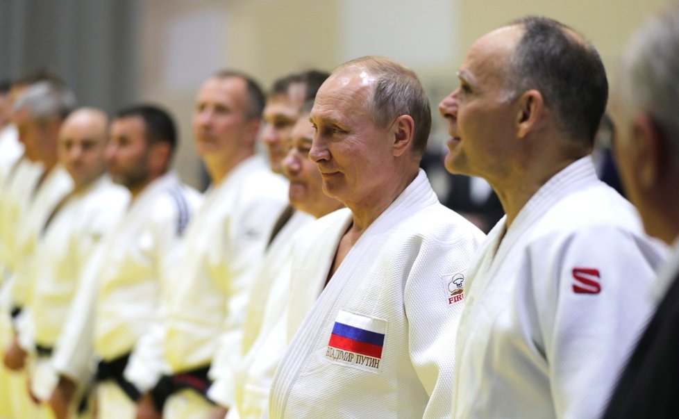 Vladimir Putin se rád ukazuje v kimonu jako judista.