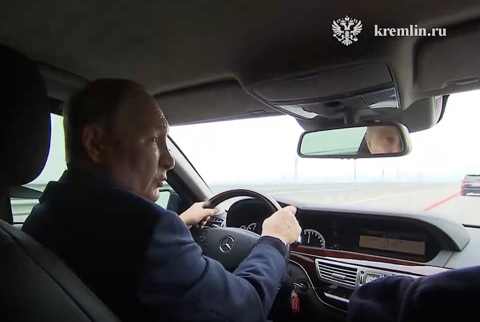 Vladimir Putin se projel po Kerčském mostě