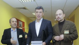 Uprostřed zavražděný Němcov, vpravo Kara-Murza, další z kritiků Kremlu