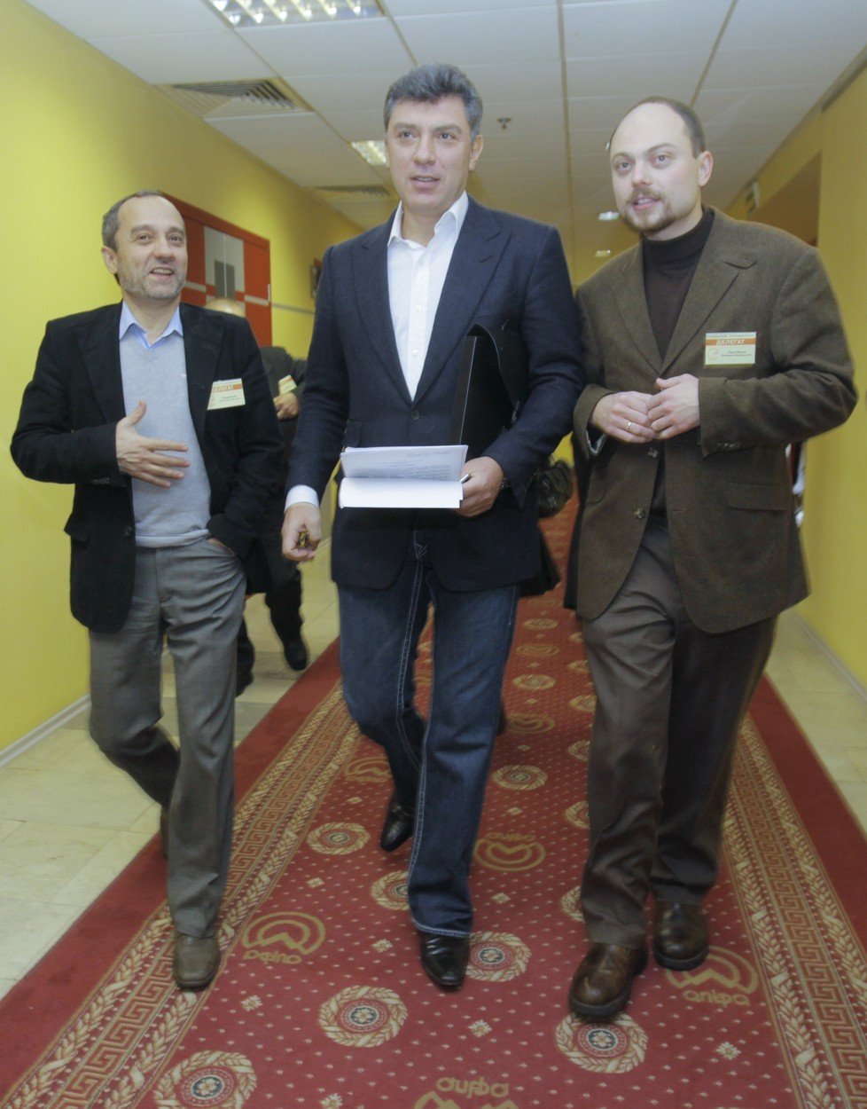 Uprostřed zavražděný Němcov, vpravo Kara-Murza, další z kritiků Kremlu