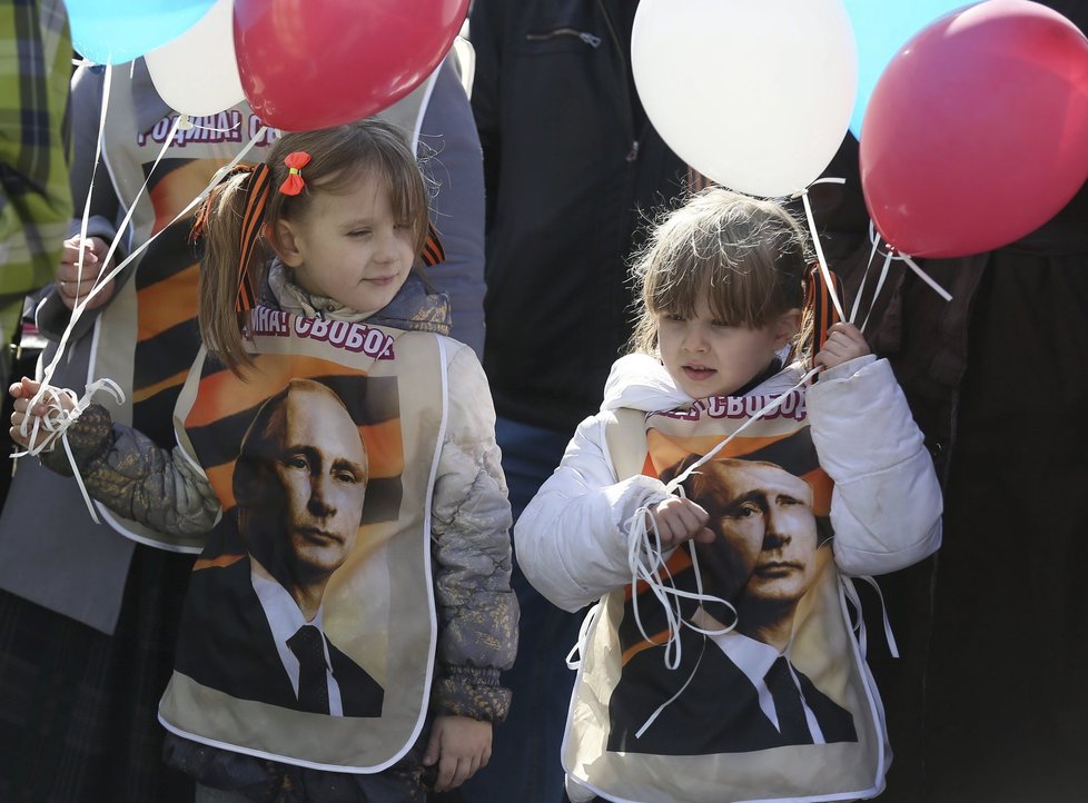 Ne všichni proti Putinovi protestují. Na východě Ukrajiny řada lidí věří, že právě Rusko přinese spásu