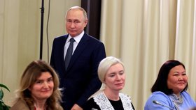 Další důkazy o Putinově šarádě? Schůze ‚matek‘ se zúčastnily členky administrativy i přítelkyně čečenského vůdce