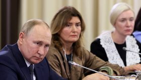Prezident Vladimir Putin na schůzi s členkami ruské administrativy vystupujícími za matky zabitých vojáků