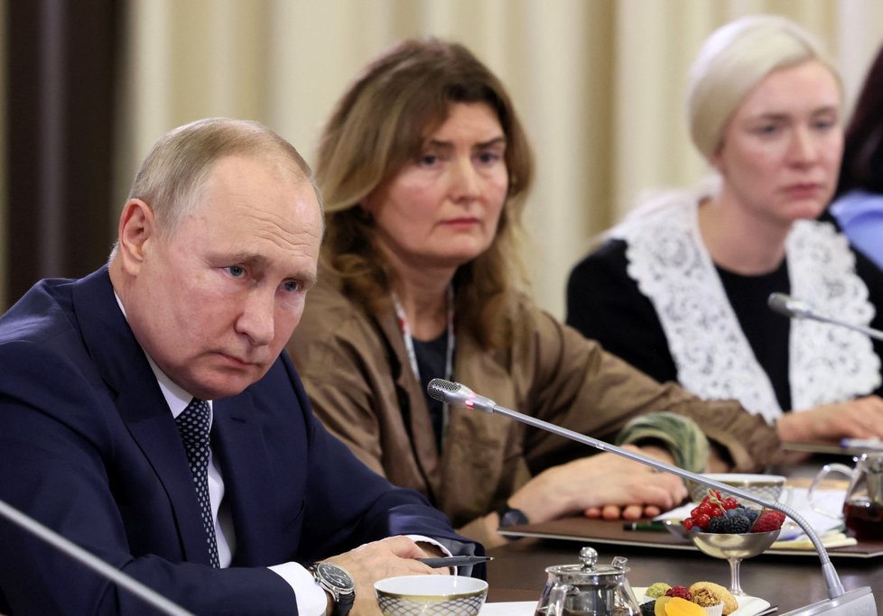 Prezident Vladimir Putin na schůzi s členkami ruské administrativy vystupujícími za matky zabitých vojáků