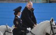 Ruský prezident Putin u příležitosti MDŽ navštívil prapor jízdní policie, po manéži se projel s krásnými strážnicemi, kůň ho ale trochu pozlobil.