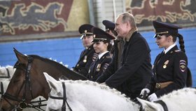 MDŽ se slav po celém světě. V pátek navštívil ruský prezident Putin u příležitosti MDŽ prapor jízdní policie, po manéži se projel s krásnými strážnicemi, kůň ho ale trochu pozlobil.