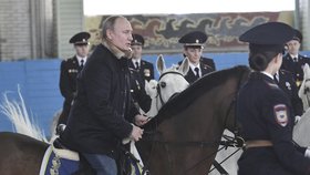 Ruský prezident Putin u příležitosti MDŽ navštívil prapor jízdní policie, po manéži se projel s krásnými strážnicemi, kůň ho ale trochu pozlobil.